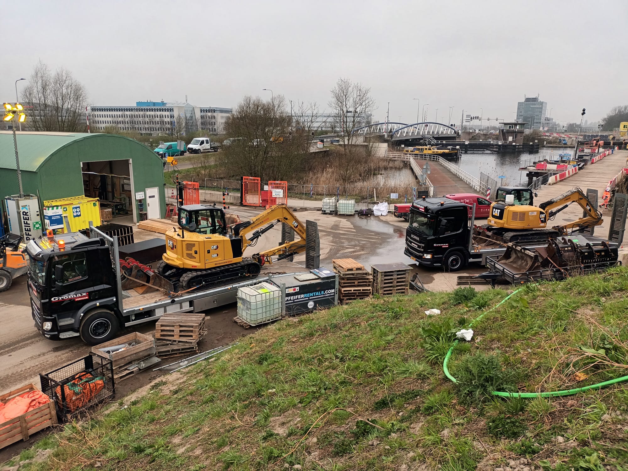 Gromax vrachtwagens beladen met graafmachines